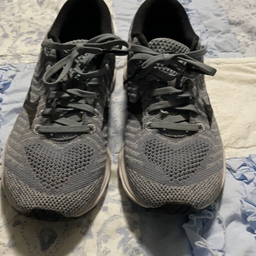 Mizuno tennis shoes.   No insole